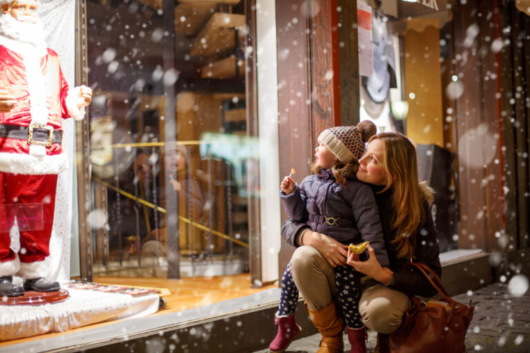 Spreading Cheer: 5 Ways Digital Signage Displays Can Keep Your Retail Customers Happy During the Holidays